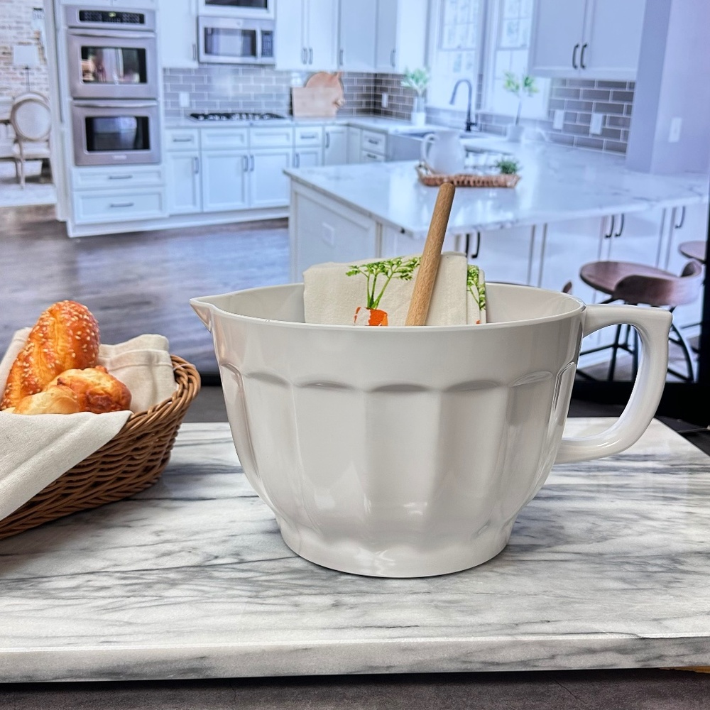 Melamine Batter Bowl with Pour Spout, Handle & Non-Slip Base, Grip Hand, White